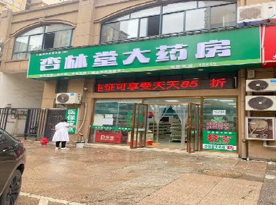 德保铝塑板门头招牌的特点。